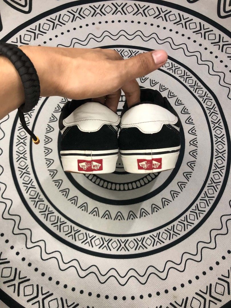 Vans Brooklyn Black 🔥 (Category: Sneakers) located in Manila. Submitted by sonkicks (Listing ID 1463290213, Image 3). Description: - Brand: Vans - Model: Brooklyn - Color: Black - Size: US 8 / UK 7 / EU 41 - Features: Iconic side stripe, durable suede and canvas construction - Sign of reglue .