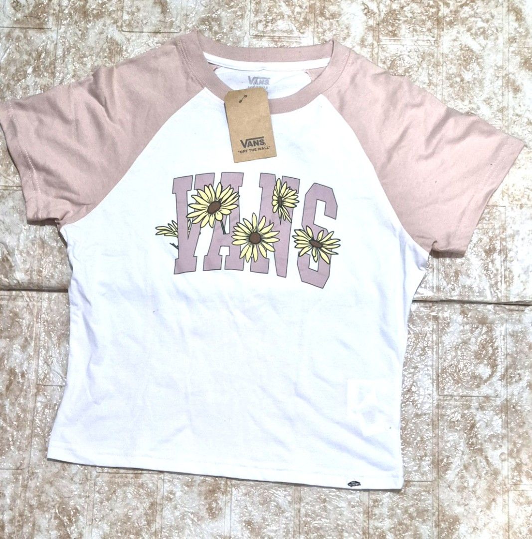 Vans Daisy T-shirt - Size Medium (Category: Tshirts & Polo Shirts ) located in Antipolo. Submitted by saribymonica (Listing ID 1463247058, Image 2). Description: - Cute Vans t-shirt - Size: Medium - White body with pink raglan sleeves - Features a daisy graphic and Vans logo - Perfect for casual wear - Fun addition to your collection *Stored in the closet for a long time, so you may want to wash it again before use. 😊 📌 Please note: Reasonable 