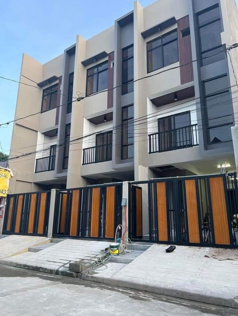 Vermont Royale Executive Townhouse (Category: Townhouse) located in Quezon City. Submitted by bugz77 (Listing ID 1463183521, Image 2). Description: FOR SALE! House and Lot VERMONT ROYALE Antipolo 3 storey 80sqm lot area 230sqm floor area GF Complete Toilet and Bath Maids Room Laundry / Open kitchen Spacious 2- Car Garage (SUV) 2nd flr 1 bedroom 1 Bath and Toilet With balcony Dining Room Living Room 2 Split type Inverter A/C Built In Oven Built in