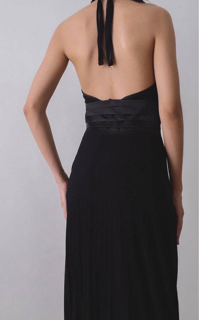 Vero Moda Black Halter Gown (Category: Dresses) located in Pasig City. Submitted by b.clothes. (Listing ID 1463280449, Image 3). Description: VERO MODA halter neck pleat night dress •small • satin waist • side zipper • 96% PE, 4% elastane F x 34 x 60+ in waist 27 in.
