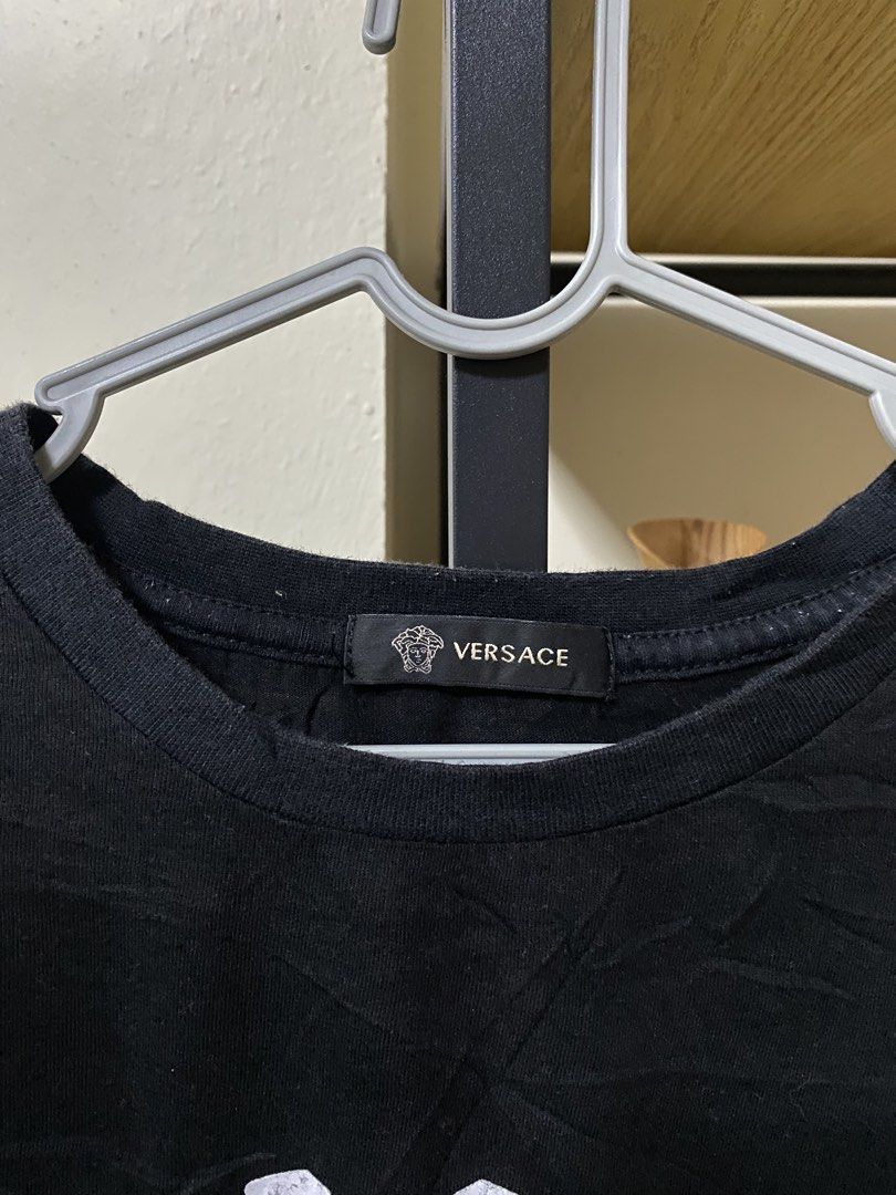 Versace Shirt (Category: Tshirts & Polo Shirts ) located in Tabaco. Submitted by hidden_gem.2 (Listing ID 1463239384, Image 2). Description: Cut washtag 9/10 cr Need wash.