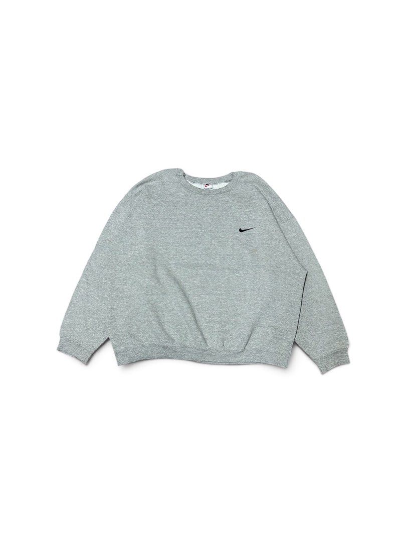 Vintage 90’s Nike Crewneck (Category: Activewear) located in Manila. Submitted by thrift.lnc (Listing ID 1463166181, Image 1). Description: Vintage 90’s Nike Crewneck (embroidery swoosh) L to XL fittings Boxy Dimes (Inches) Width: 28 Length: 28 Issue: ❌ Mine: ₱650 - Manage your expectations. Some issues may not be seen or indicated. - Color may vary due to lighting Shipping: Lalamove/J&T 📍Manila, Sta. Mesa.