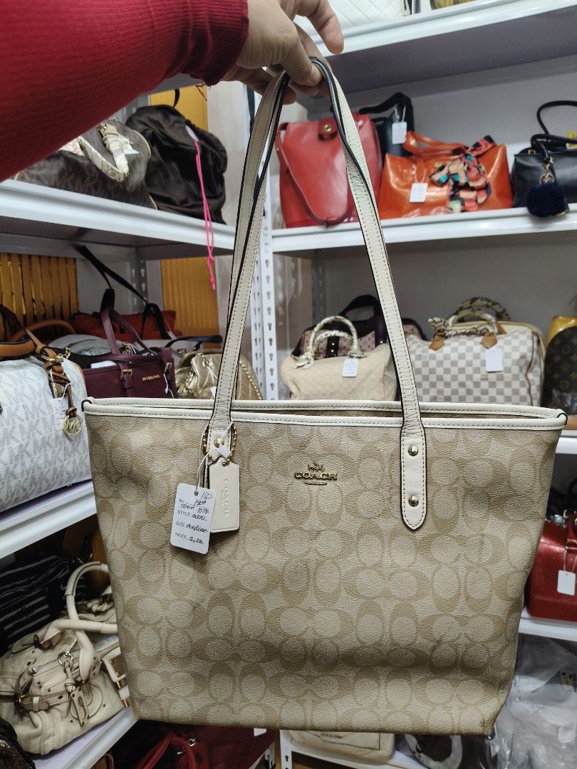 Vintage Coach (Category: Tote Bags) located in Mexico. Submitted by indaymurayta888 (Listing ID 1463193469, Image 1). Description: Send picture your choice Tote bag..