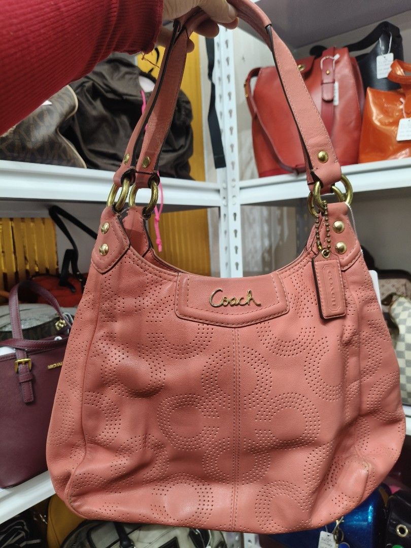 Vintage Coach (Category: Tote Bags) located in Mexico. Submitted by indaymurayta888 (Listing ID 1463193469, Image 2). Description: Send picture your choice Tote bag..