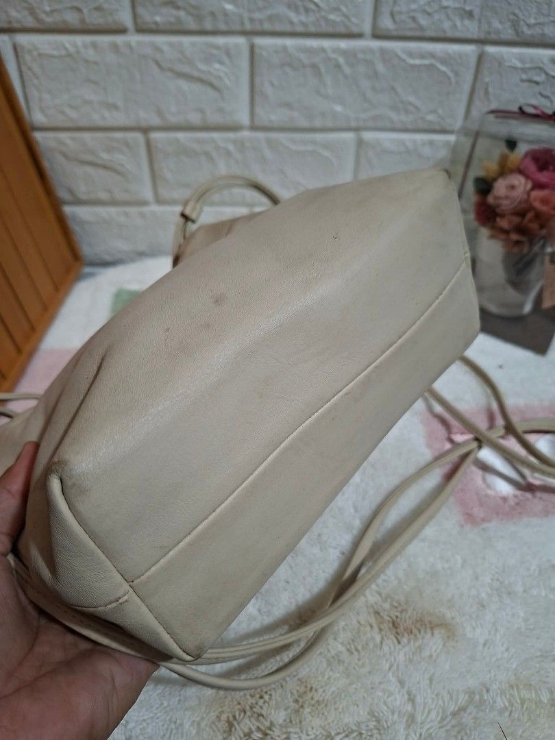 Vintage Coach cross body (Category: Luxury Bags & Wallets) located in Tagum. Submitted by ynez.luxurypicksph (Listing ID 1463136774, Image 3). Description: preloved Japan can fit long wallet please check photos closely foe the issues.
