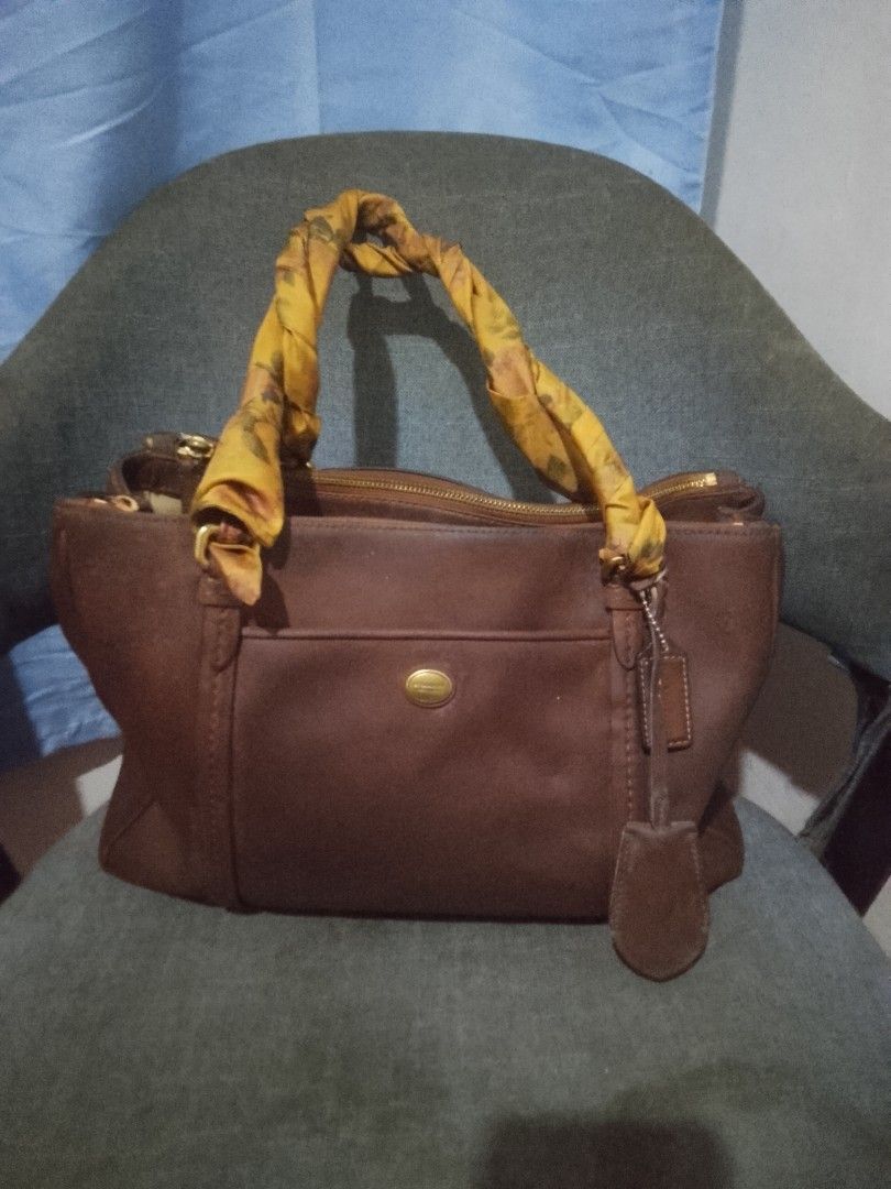 vintage coach two compartment bag (Category: Shoulder Bags) located in Pasig City. Submitted by indaythirft (Listing ID 1463211665, Image 2). Description: nkatwiley dhl issue nya hndle maayos pa katawan bou ang creed pick up lalamove mercedes pasig.