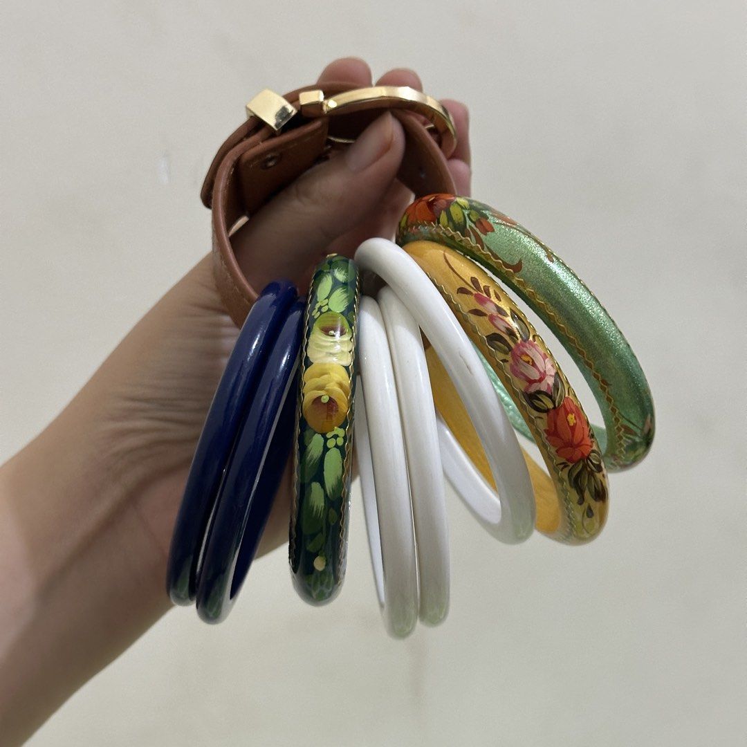 Vintage Floral & Solid Color Bangles Set/Bundle (Category: Bracelets) located in Bulacan. Submitted by enne_123 (Listing ID 1463238736, Image 2). Description: - Set of 7 bangles - Includes: 2 dark blue, 1 dark green with floral accents, 3 white, 1 yellow with floral accents, and 1 green with floral accents - Versatile for stacking or individual wear - Adds a pop of color to any outfit - Perfect for bohemian or vintage styles.