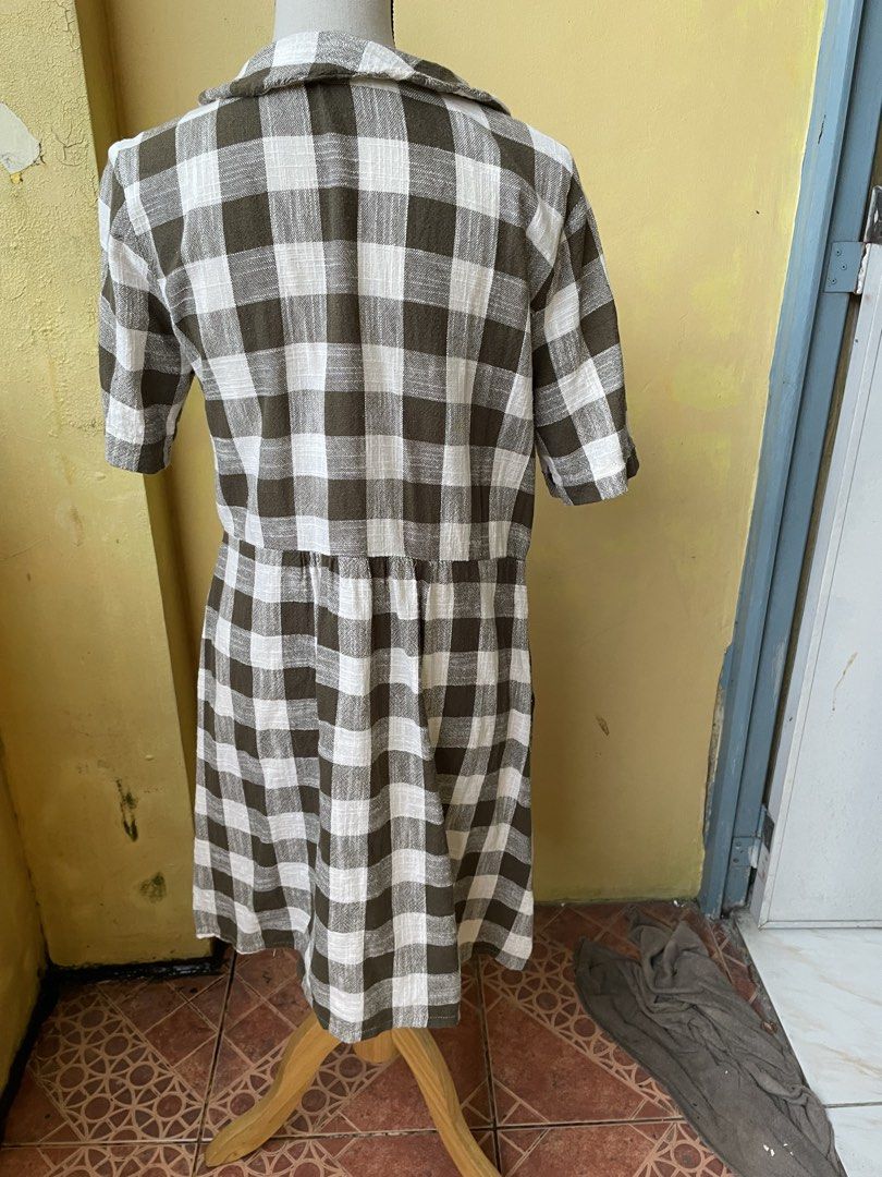 Vintage Gingham Check Button-Up Midi Dress (Category: Dresses) located in Pasig City. Submitted by khaleisi (Listing ID 1463322067, Image 2). Description: - Adorable brown and white gingham check pattern - Short sleeves with a classic Peter Pan collar - Convenient button-up front - Comfortable elasticated waist - Flattering midi length - Ideal for casual wear or a picnic outing - Bust 40” length 38”.