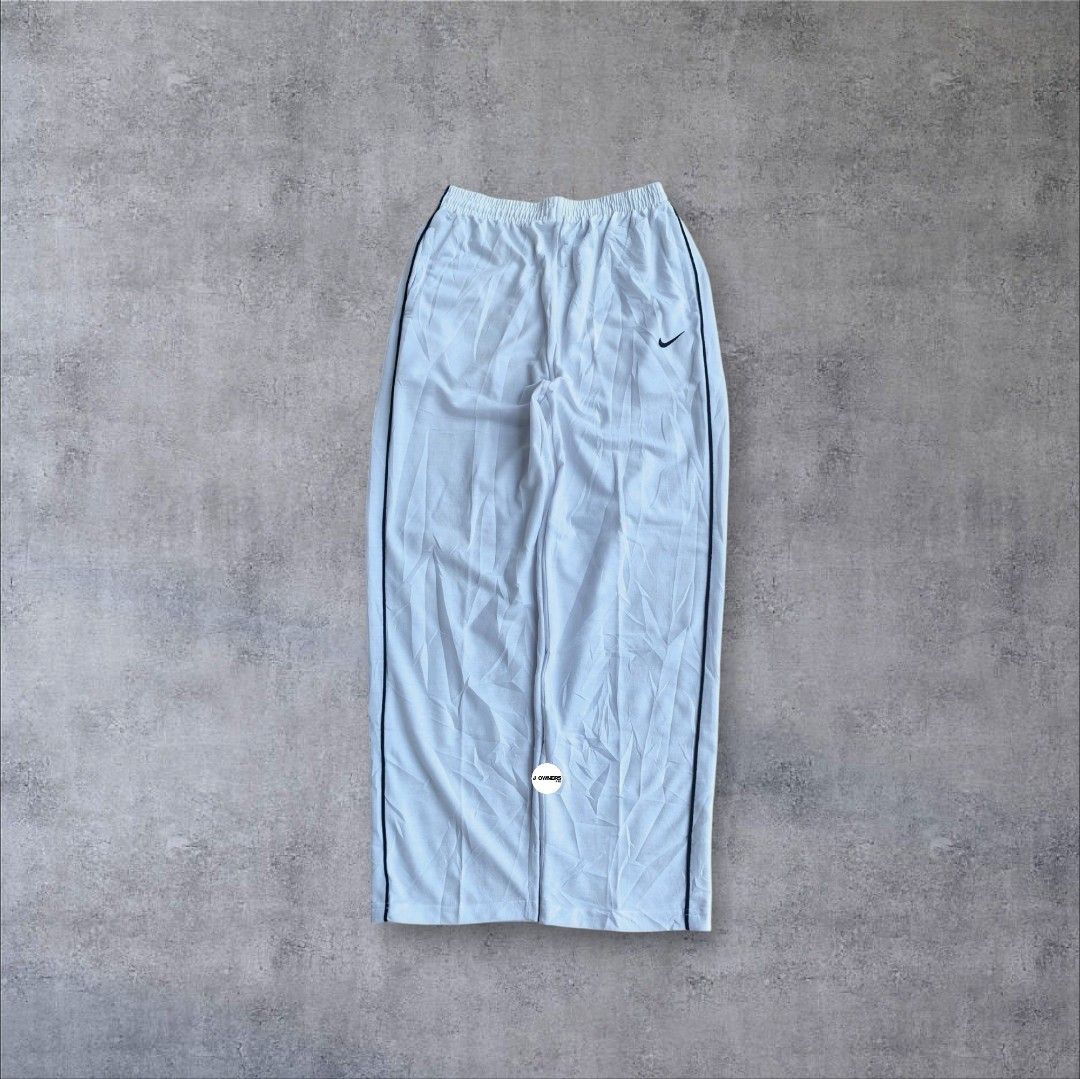 Vintage Nike Sweatpants Embroidered (Category: Activewear) located in Pasig City. Submitted by j.ownerss (Listing ID 1463229116, Image 2). Description: FOR SALE‼️VINTAGE NIKE SWEATPANTS‼️ ₱500 ONLY (FROM 600) Lightweight cotton material Logo Embroidered 2 pockets Condition: 9/10 Flaws: cut tags and minimal slice (refer to last slide) Waistline: 20-36 Length: 40 Pickup: Allegra Garden Place Pasig Delivery via lalamove courier, strictly payments fi