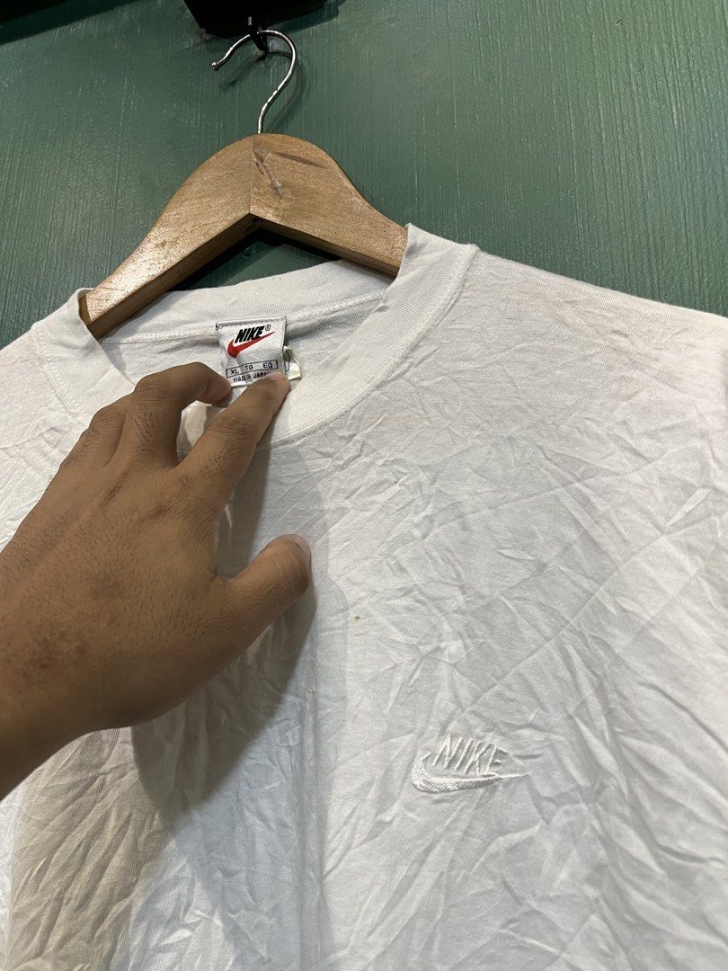 Vintage Nike White T-Shirt (Category: Tshirts & Polo Shirts ) located in Legazpi City. Submitted by lobasmarka55195 (Listing ID 1463289967, Image 2). Description: - Vintage white Nike t-shirt - Features a simple embroidered logo on the chest - Designed for a comfortable fit - Perfect for everyday casual wear - Easily pairs with any outfit - A must-have basic essential.