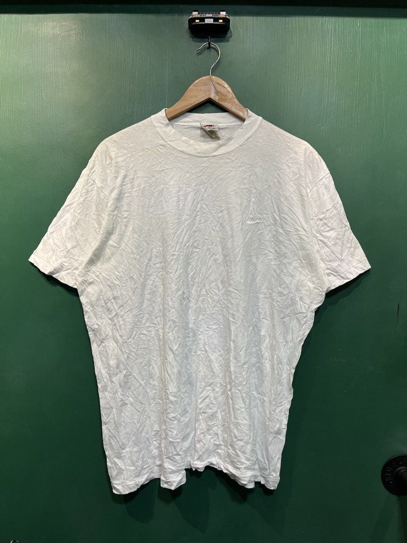 Vintage Nike White T-Shirt (Category: Tshirts & Polo Shirts ) located in Legazpi City. Submitted by lobasmarka55195 (Listing ID 1463289967, Image 1). Description: - Vintage white Nike t-shirt - Features a simple embroidered logo on the chest - Designed for a comfortable fit - Perfect for everyday casual wear - Easily pairs with any outfit - A must-have basic essential.