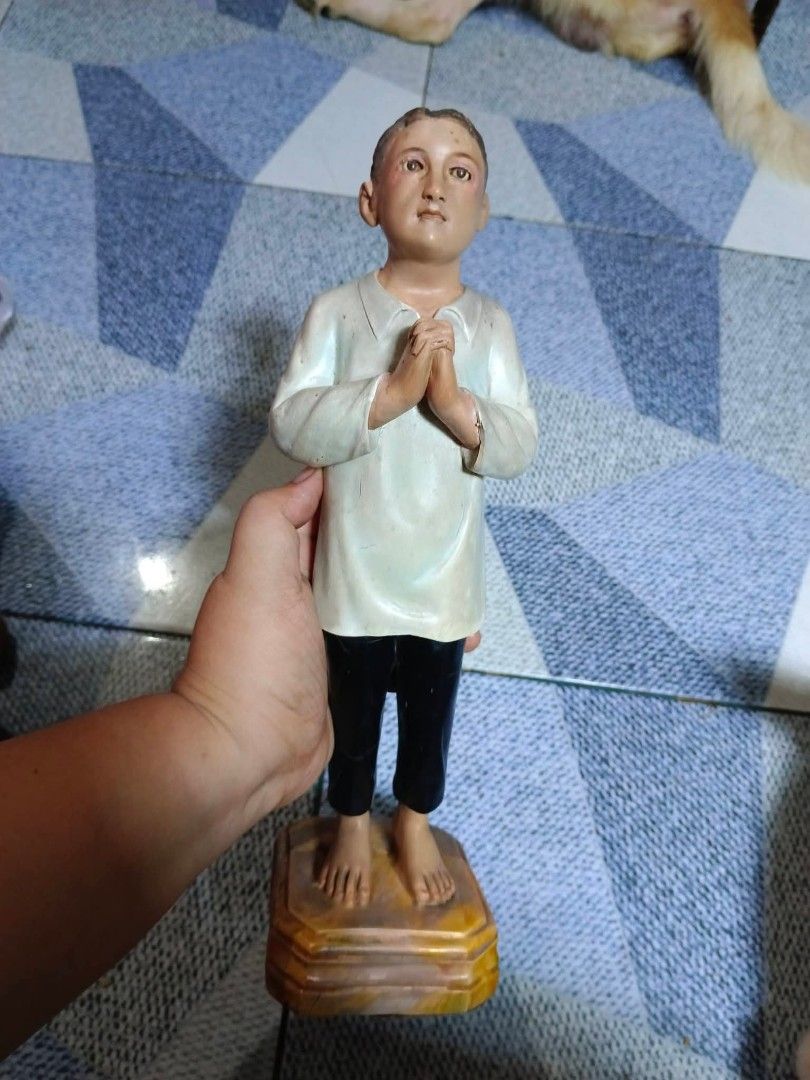 Vintage San Lorenzo Ruiz (Category: Vintage Collectibles) located in Mandaluyong City. Submitted by theforgottentreasures (Listing ID 1463257086, Image 1). Description: 1400 pesos!!! 📌 Vintage San Lorenzo Ruiz 13½ inches tall made of resin what you see is what you get.