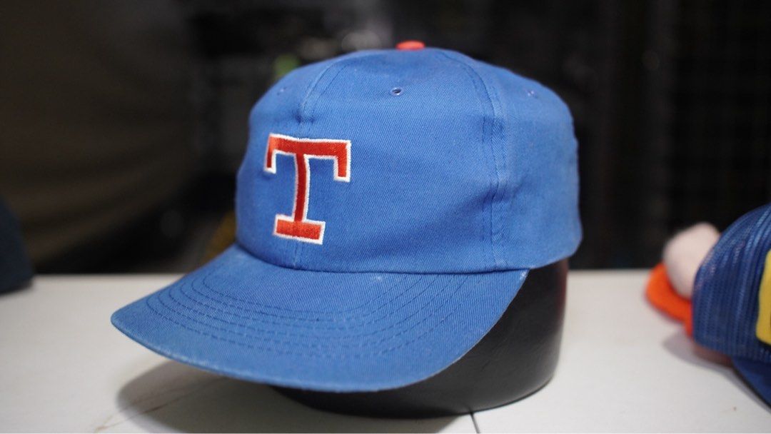 VINTAGE TEXAS X GATORADE SNAPBACK (Category: Caps & Hats) located in Butuan. Submitted by 085skatethriftshop (Listing ID 1463187184, Image 1). Description: VINTAGE TEXAS X GATORADE SNAPBACK ISSUE: FADE.