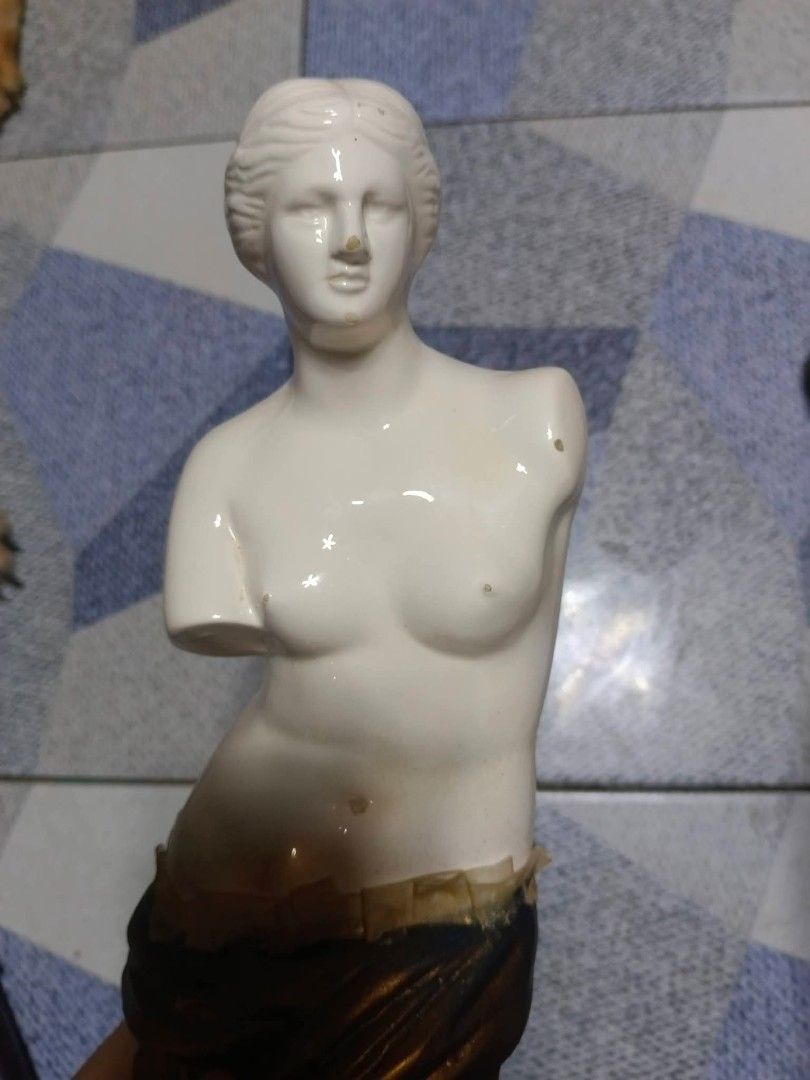 Vintage Venus de milo figurine (Category: Figurines & Statues) located in Mandaluyong City. Submitted by theforgottentreasures (Listing ID 1463259013, Image 3). Description: 2400 pesos!!! 📌 Vintage Venus De Milo Figurine 17 inches tall made of ceramic mabigat what you see is what you get.