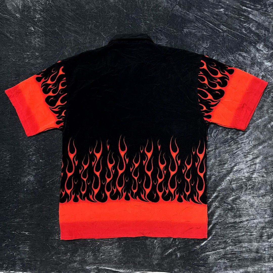 Vintage Y2K Authentic Shaolin flame polo (Category: Tshirts & Polo Shirts ) located in Pavia. Submitted by timeless.rags.5001 (Listing ID 1463275704, Image 2). Description: Vintage Y2K Authentic Shaolin flame polo Authentic Excellent Condition Size Medium Width 22-23 Lenght 29 980 only.