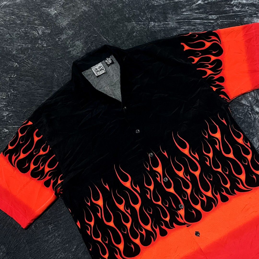 Vintage Y2K Authentic Shaolin flame polo (Category: Tshirts & Polo Shirts ) located in Pavia. Submitted by timeless.rags.5001 (Listing ID 1463275704, Image 3). Description: Vintage Y2K Authentic Shaolin flame polo Authentic Excellent Condition Size Medium Width 22-23 Lenght 29 980 only.