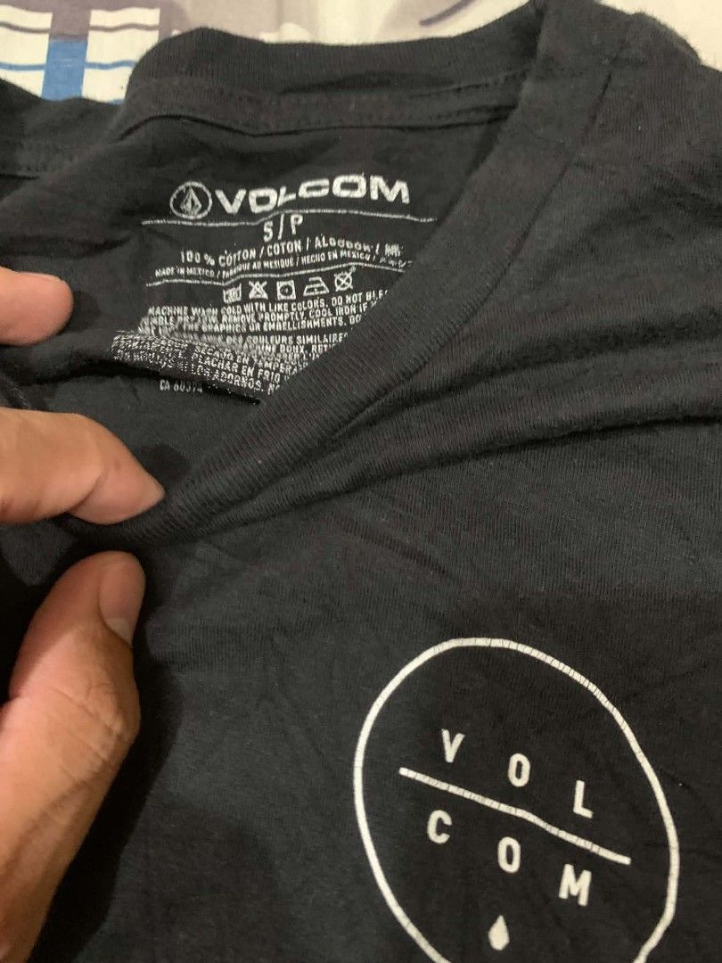 Volcom sweat shirt (Category: Tshirts & Polo Shirts ) located in Cauayan City . Submitted by cuzthriftshop (Listing ID 1463237002, Image 2). Description: size small on tag no issue good as new Color rate 9.5/10.