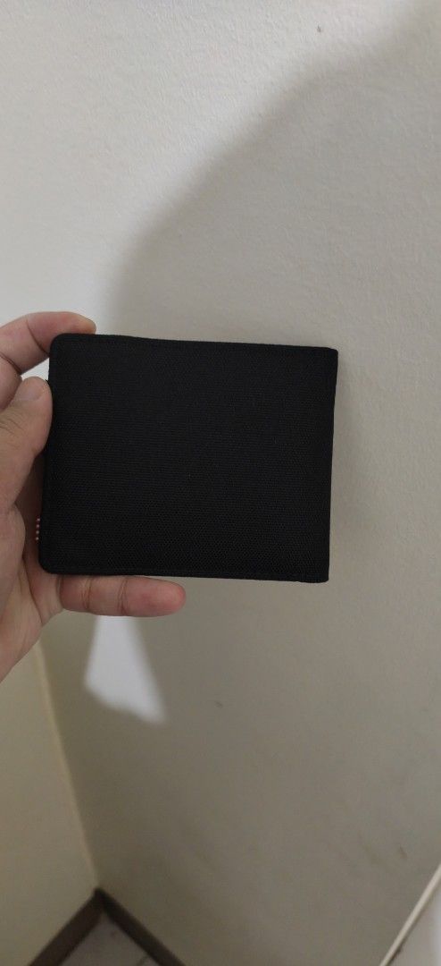 Wallet Herschel Roy Black Us Os (Category: Wallets & Card Holders) located in Makati City. Submitted by goodsellerandbuyer8 (Listing ID 1463239264, Image 3). Description: Wallet Herschel Roy Black Us Os Good Condition Location Makati.