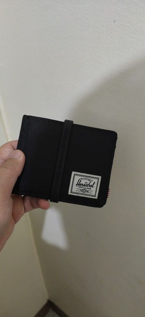 Wallet Herschel Roy Black Us Os (Category: Wallets & Card Holders) located in Makati City. Submitted by goodsellerandbuyer8 (Listing ID 1463239264, Image 2). Description: Wallet Herschel Roy Black Us Os Good Condition Location Makati.