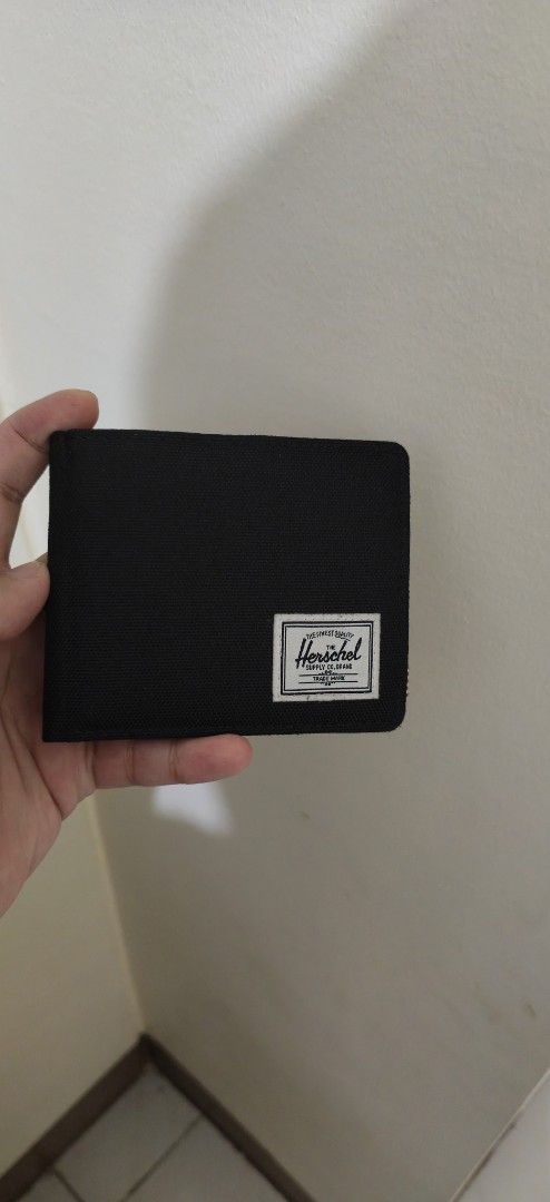 Wallet Herschel Roy Black Us Os (Category: Wallets & Card Holders) located in Makati City. Submitted by goodsellerandbuyer8 (Listing ID 1463239264, Image 1). Description: Wallet Herschel Roy Black Us Os Good Condition Location Makati.