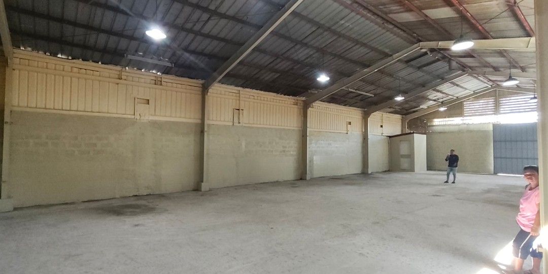 Warehouse for lease (Category: House & Lot) located in Caloocan City. Submitted by jenrellbarros (Listing ID 1463138453, Image 1). Description: warehouse for lease floor area: 300sqm price:75k monthly location: zapote road camarin caloocan city 2months deposit 2months advance.