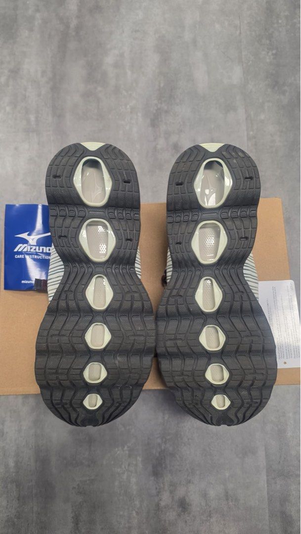 Mizuno WAVE PROPHECY STRAP 2 )43號 （分類：波鞋）位於 Hong Kong。 由 kamboy 提交（商品編號 1463175351，圖片 5）。簡介： 面交 ！！可議 WAVE PROPHECY STRAP 2 針對鞋面進行了全面升級，系列有黑、白、藍綠三種配色。鞋款用上透氣、半透明的網面料構成。鞋底搭載品牌標誌性的 INFINITY WAVE 緩震科技，WAVE PROPHECY 底部技術及 INFINITY WAVE 中空結構板，以減少中底塌陷。鞋底採用了比普通橡膠更耐磨的 X10 材料，耐磨性比普通橡膠高出約 80% 。。