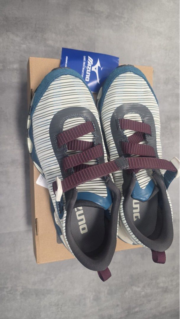 Mizuno WAVE PROPHECY STRAP 2 )43號 （分類：波鞋）位於 Hong Kong。 由 kamboy 提交（商品編號 1463175351，圖片 6）。簡介： 面交 ！！可議 WAVE PROPHECY STRAP 2 針對鞋面進行了全面升級，系列有黑、白、藍綠三種配色。鞋款用上透氣、半透明的網面料構成。鞋底搭載品牌標誌性的 INFINITY WAVE 緩震科技，WAVE PROPHECY 底部技術及 INFINITY WAVE 中空結構板，以減少中底塌陷。鞋底採用了比普通橡膠更耐磨的 X10 材料，耐磨性比普通橡膠高出約 80% 。。