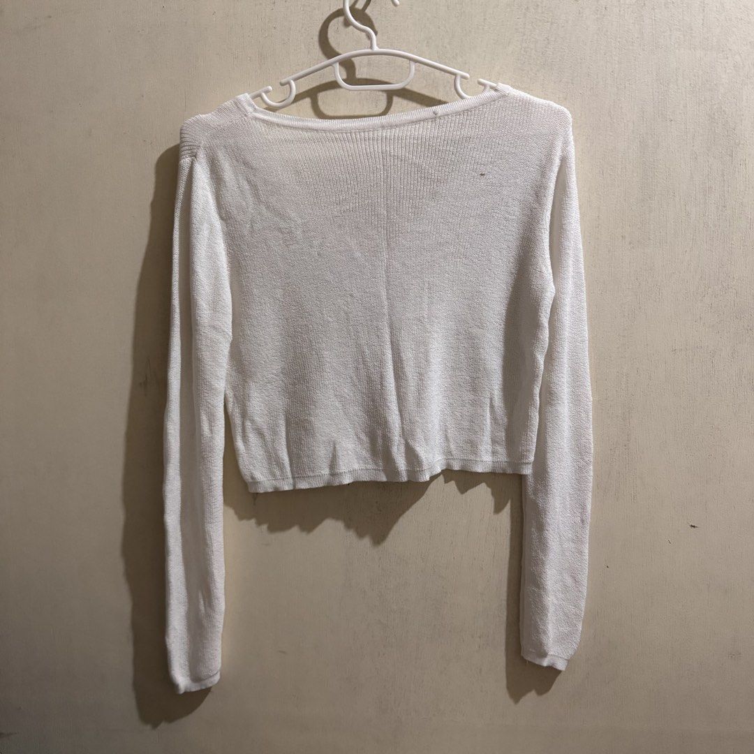 White cardigan (Category: Longsleeves) located in Manila. Submitted by pinggu11 (Listing ID 1463263128, Image 2). Description: .
