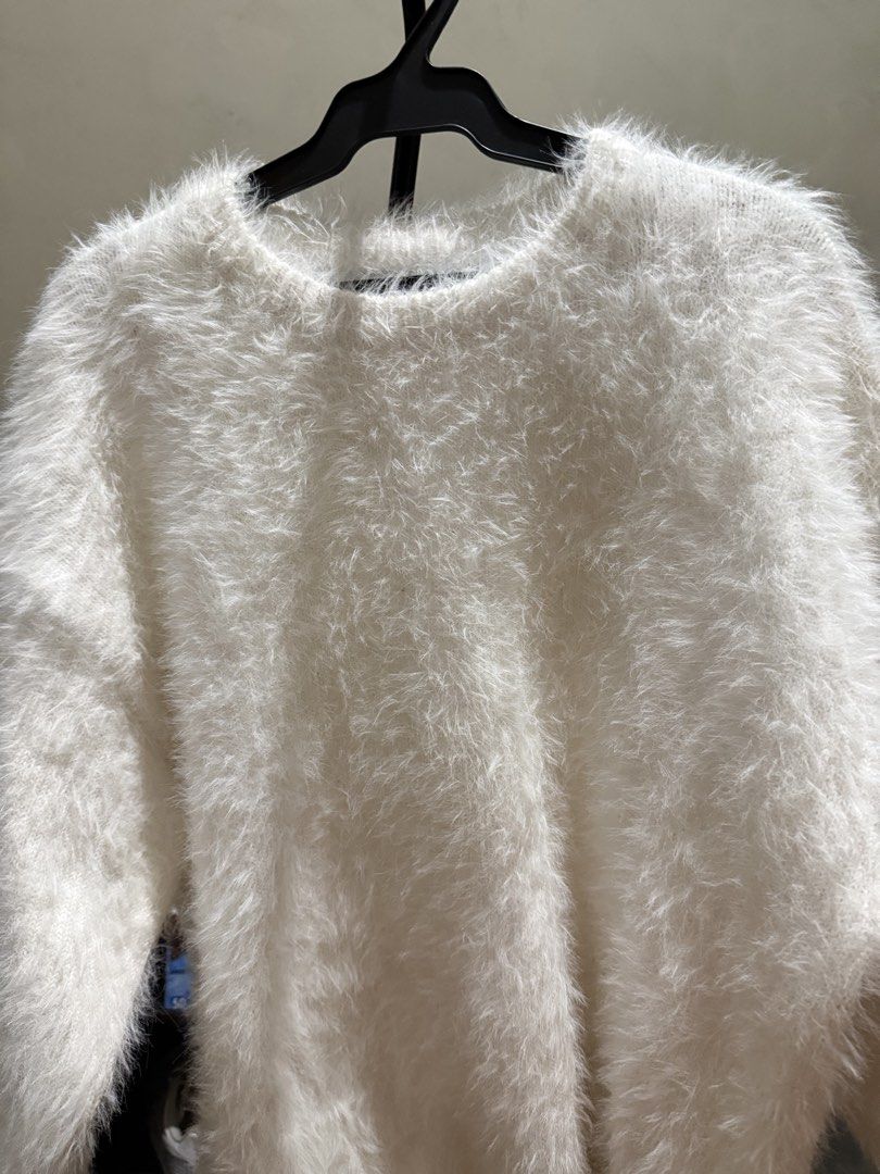 White Fuzzy Long Sleeve Sweater (Category: Coats, Jackets and Outerwear) located in Manila. Submitted by statesidefinds13 (Listing ID 1463168866, Image 2). Description: Shoulder: 58.6 cm, Bust: 116 cm, Length: 70 cm, Sleeve Length: 55.4 cm.