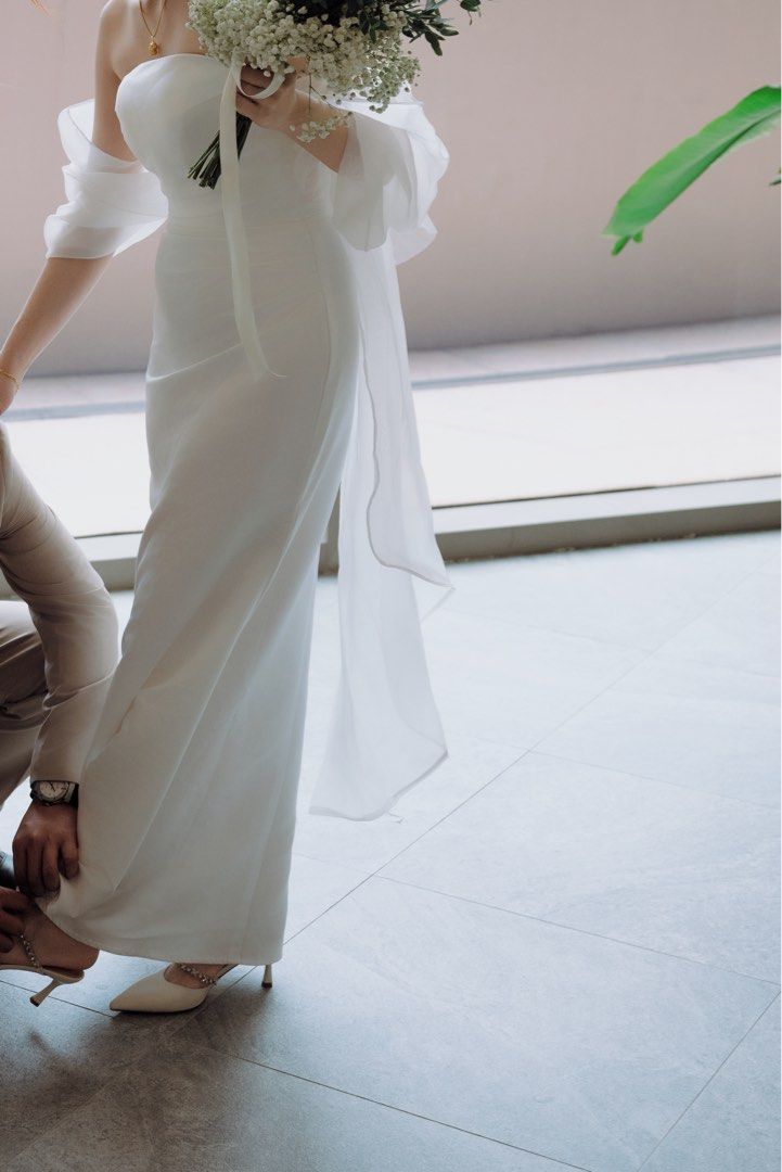 White gown (Category: Evening dresses & gowns) located in Singapore. Submitted by thatqi_ (Listing ID 1463243191, Image 2). Description: Only wore it once during my ROM. It is tied using string at the back. However, as you can see in the photo, there’s a small hole at the back. It cannot really be seen while wearing it. So if you do not mind, you can still wear it for events. Price still negotiable, so dm me for more info!.