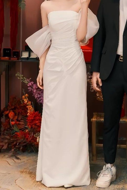 White gown (Category: Evening dresses & gowns) located in Singapore. Submitted by thatqi_ (Listing ID 1463243191, Image 1). Description: Only wore it once during my ROM. It is tied using string at the back. However, as you can see in the photo, there’s a small hole at the back. It cannot really be seen while wearing it. So if you do not mind, you can still wear it for events. Price still negotiable, so dm me for more info!.