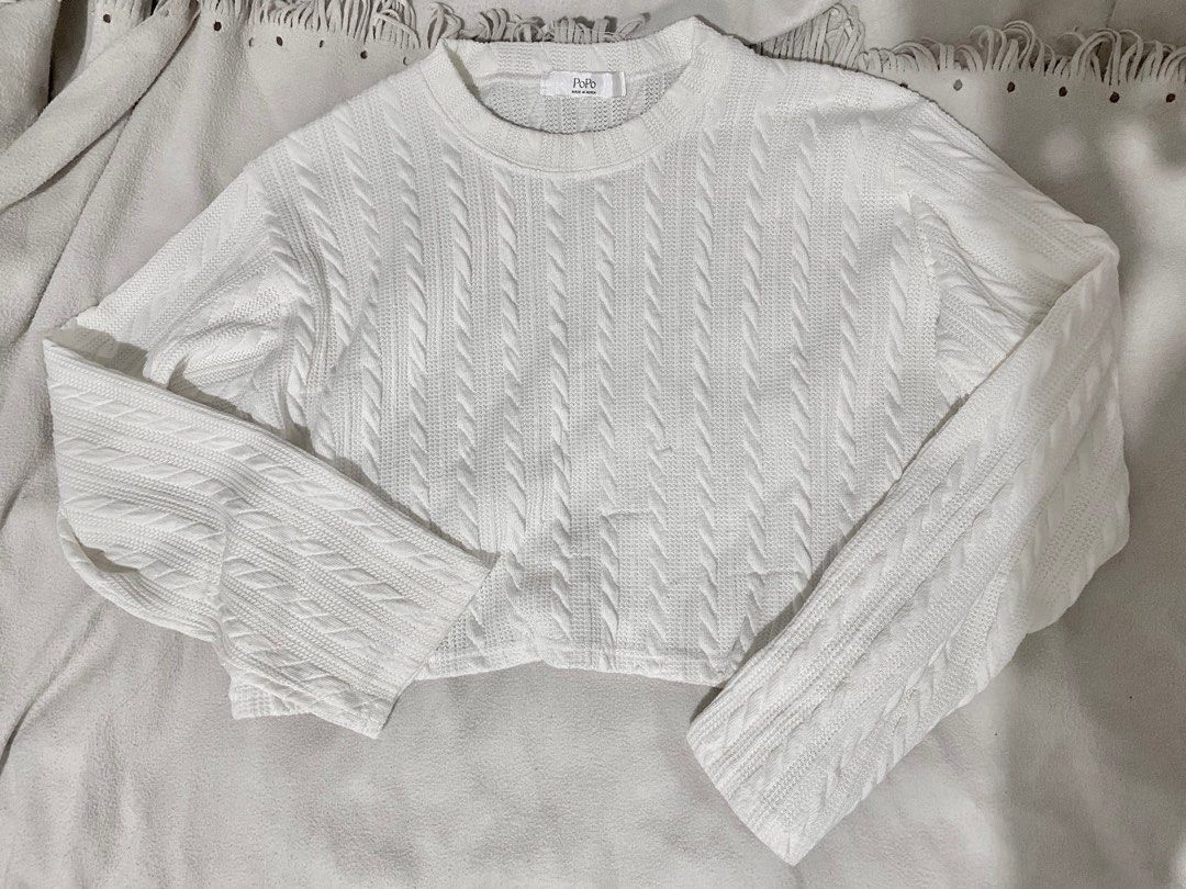 White Knit Long Sleeve crop top (Category: Coats, Jackets and Outerwear) located in Quezon City. Submitted by racbln (Listing ID 1463143028, Image 1). Description: FITS TO MEDIUM TO LARGE.