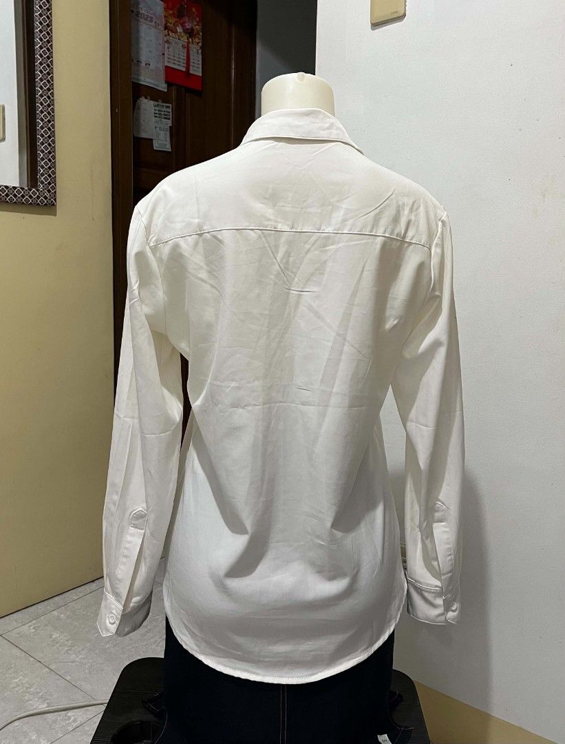 White Long Sleeve Button Up Shirt (Category: Longsleeves) located in Quezon City. Submitted by syayayay (Listing ID 1463153470, Image 2). Description: - Classic white long sleeve shirt - Button-up front with collar - Left chest pocket good as cover up, lightly see through. slim fit if medium size..