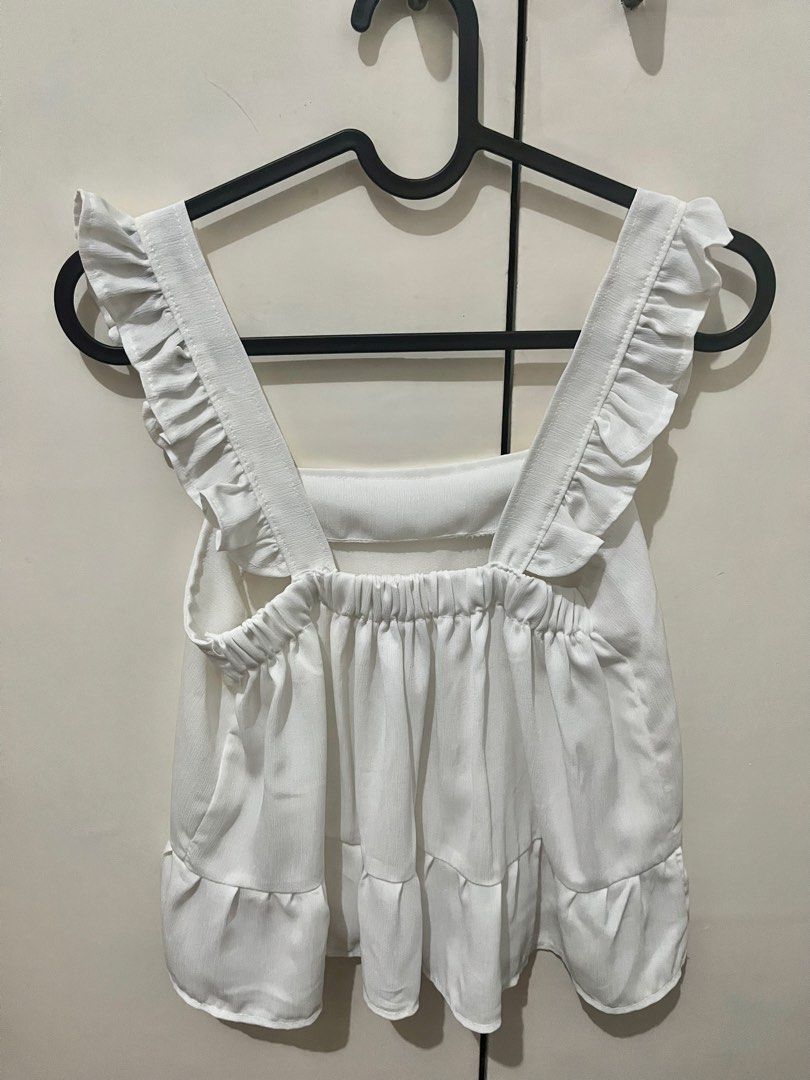 White Ruffle Hem Top (Category: Sleeveless) located in Quezon City. Submitted by soujya.ph (Listing ID 1463256966, Image 2). Description: - Cute white top - free size fits S-M - last price posted - few loose threads.