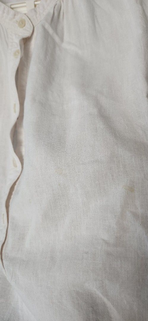 White Short Sleeve Button Up Top (Category: Blouses) located in Makati City. Submitted by zenearth73f57 (Listing ID 1463235838, Image 2). Description: **FREE IF WITH ANOTHER ITEM PURCHASED** White short sleeve top in linen-type material - Button-up front - Mandarin collar - Loose fit, comfortable material - Perfect for casual wear with light stainmarks in front (body oil) _____ ⭐️REMINDERS BELOW. PLEASE READ. ⭐️ 📍Seller Loc.: Makati, Metro Manil