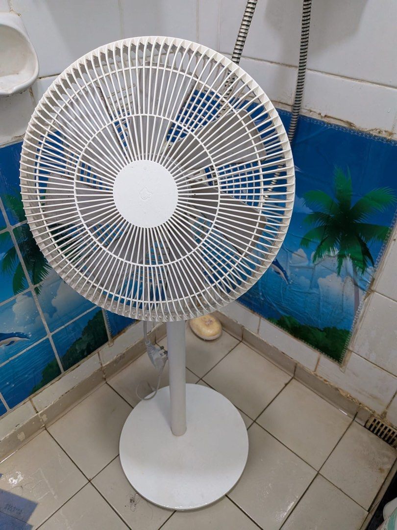 White Stand Fan 小米風扇 （分類：風扇）位於 Hong Kong。 由 zl2018 提交（商品編號 1463131660，圖片 1）。簡介： Selling a white stand fan. It's a good size for any room. Works well. The height is adjustable. Has a sturdy base. Power cord included. Ready for a new home.。