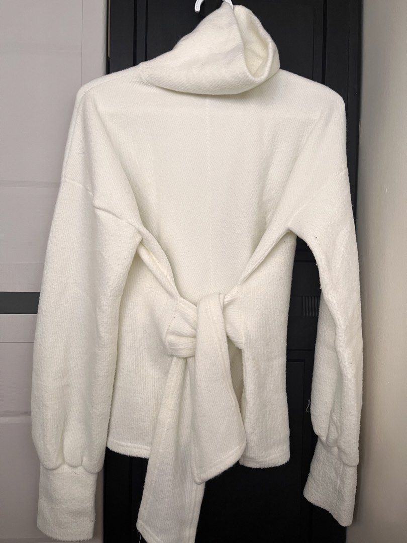 White Turtleneck Sweater (Category: Longsleeves) located in Manila. Submitted by hannaming (Listing ID 1463265242, Image 2). Description: Lightweight Sweater but warm inside. Good for Winter layering. Fits S-M.