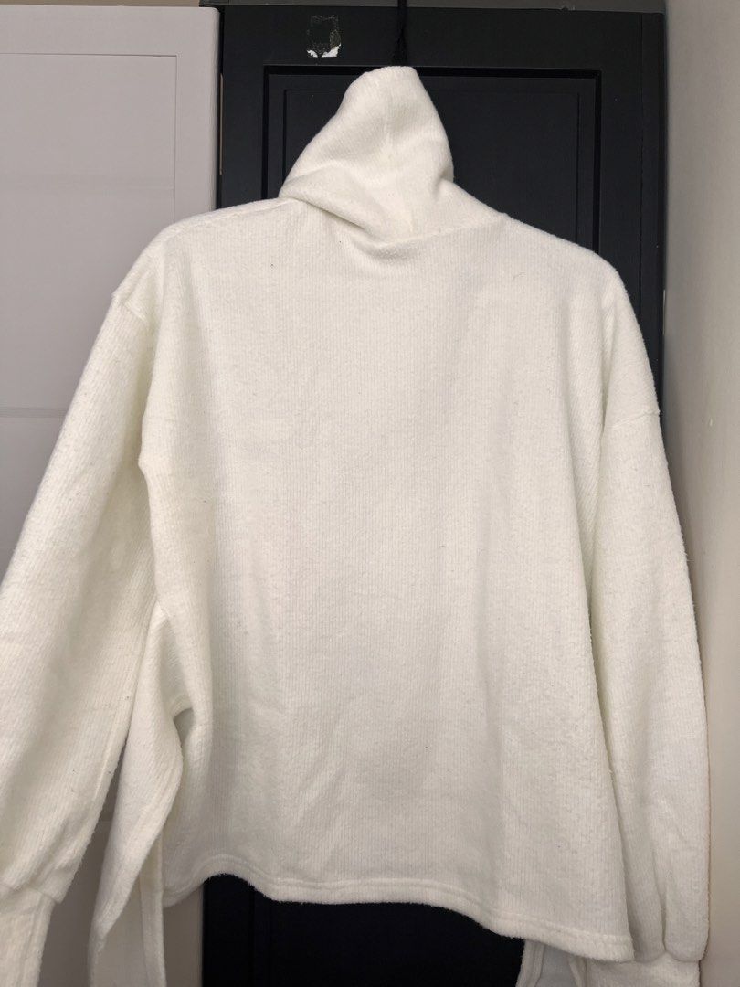 White Turtleneck Sweater (Category: Longsleeves) located in Manila. Submitted by hannaming (Listing ID 1463265242, Image 3). Description: Lightweight Sweater but warm inside. Good for Winter layering. Fits S-M.
