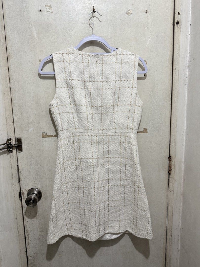 White Tweed Sleeveless Dress (Category: Dresses) located in Quezon City. Submitted by katrineang (Listing ID 1463280436, Image 2). Description: .