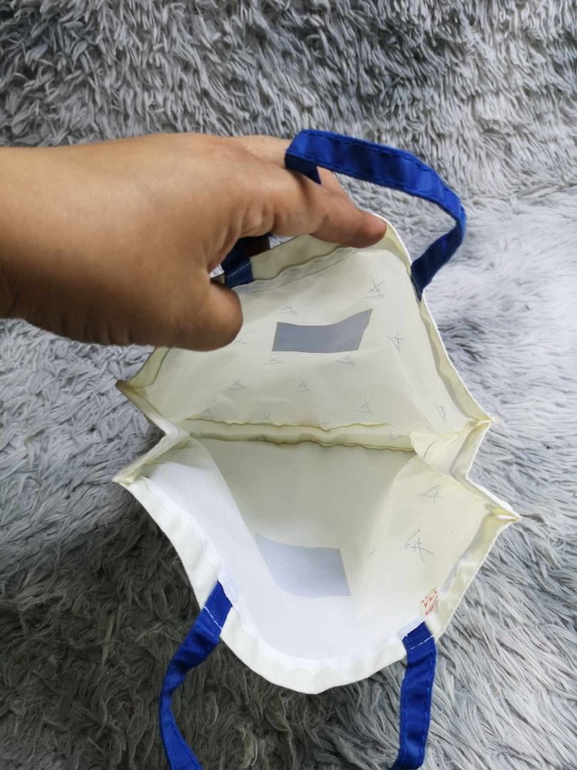 White With Blue Print & Handle Tote Bag (Category: Tote Bags) located in Santa Cruz. Submitted by jmy_surplus.2 (Listing ID 1463122276, Image 3). Description: Size ; L - 11.4 W - 9.6 Color ; White Type ; Tote Bag Brand ; No brand Material ; Nylon Style ; White With Dual Handle Mini Tote bag LR 129 JMY 3 Batch #223.