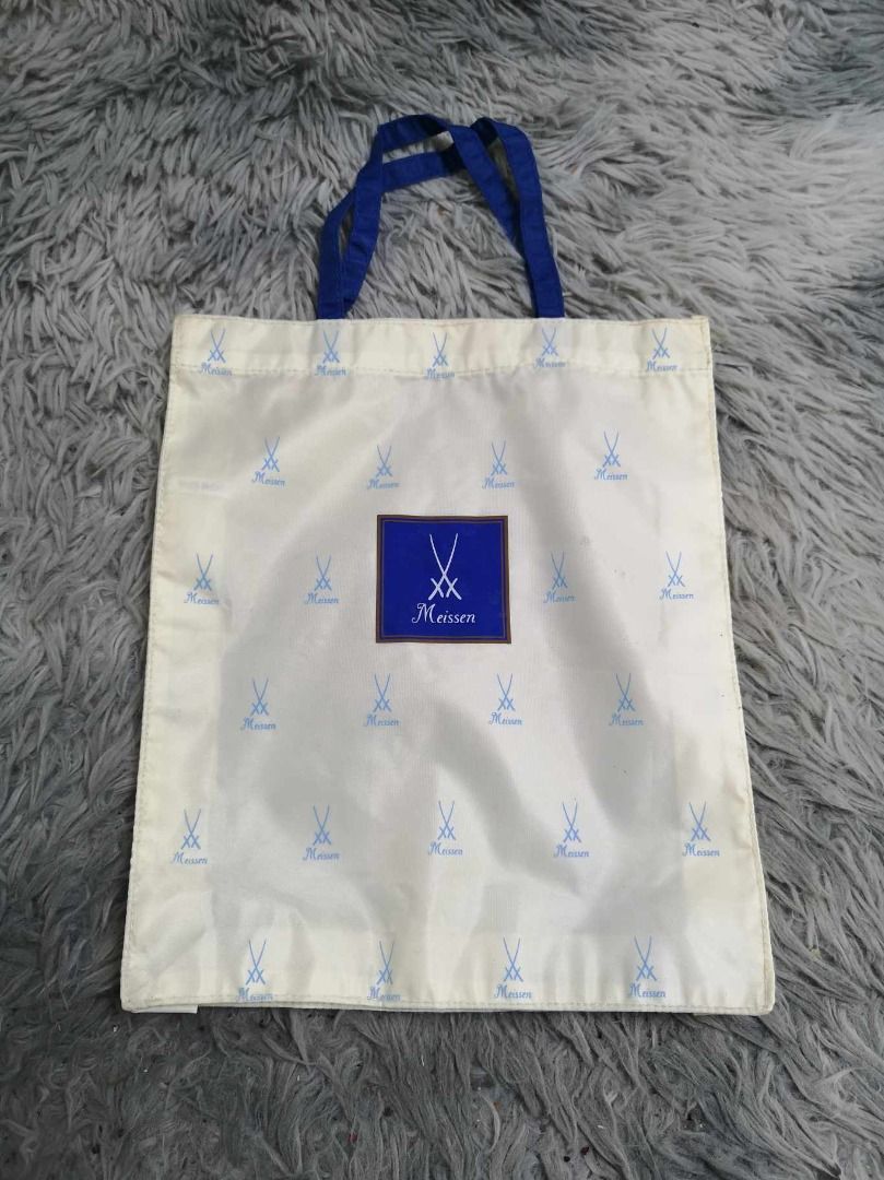 White With Blue Print & Handle Tote Bag (Category: Tote Bags) located in Santa Cruz. Submitted by jmy_surplus.2 (Listing ID 1463122276, Image 1). Description: Size ; L - 11.4 W - 9.6 Color ; White Type ; Tote Bag Brand ; No brand Material ; Nylon Style ; White With Dual Handle Mini Tote bag LR 129 JMY 3 Batch #223.