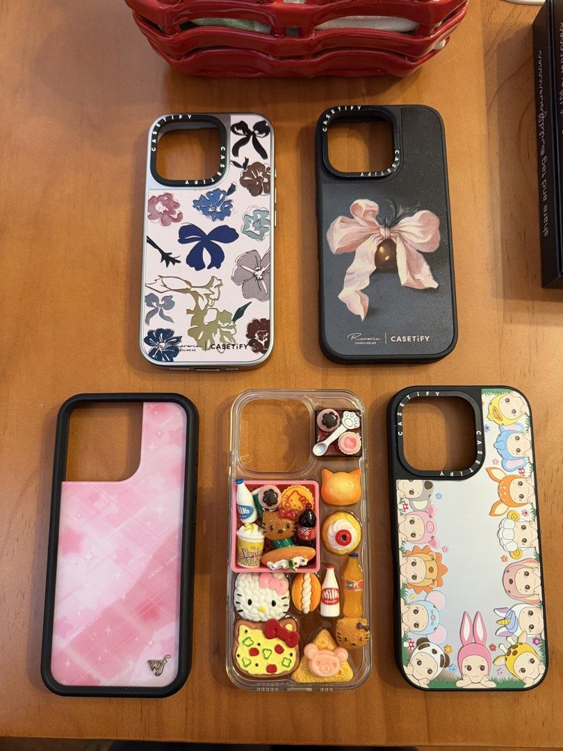 Wildflower & Casetify iPhone 14 Pro Cases （分類：手機套及手機殻）位於 Hong Kong。 由 _angelaaabean 提交（商品編號 1463121475，圖片 3）。簡介： selling my iPhone case collection 💌 For iPhone 17 pro and 16 pro Wildflower cases are $180 Other cases are $100 Meetup in Causeway Bay 。