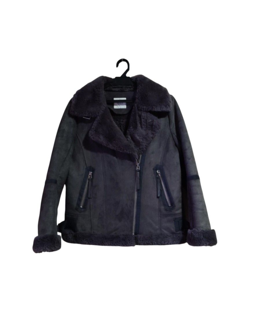 Winter Jacket (Category: Coats, Jackets and Outerwear) located in Puchong. Submitted by hobibundle (Listing ID 1463294540, Image 1). Description: pit 21 labuh 24 condition cun pos dfod.