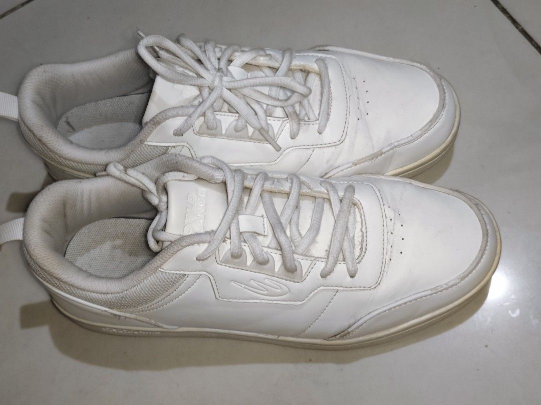 World Balance Classic White Sneakers (Category: Sneakers) located in Manila. Submitted by duffy-080 (Listing ID 1463125032, Image 2). Description: - White World Balance sneakers - Classic low-top style - Lace-up closure - Ideal for everyday wear - Size: 41 EU.
