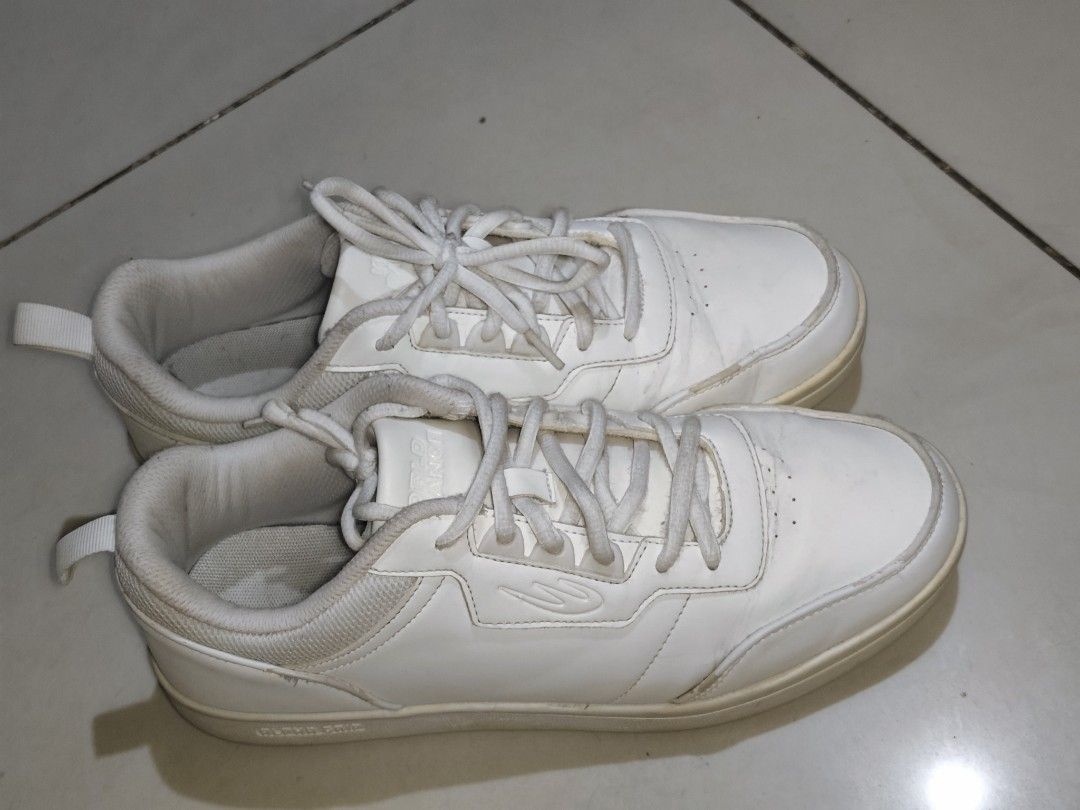World Balance Classic White Sneakers (Category: Sneakers) located in Manila. Submitted by duffy-080 (Listing ID 1463125032, Image 1). Description: - White World Balance sneakers - Classic low-top style - Lace-up closure - Ideal for everyday wear - Size: 41 EU.