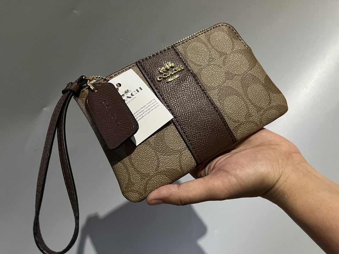 Wristlet (Category: Luxury Bags & Wallets) located in San Jacinto. Submitted by kellysthrift_ (Listing ID 1463325136, Image 3). Description: Coach wristlet.