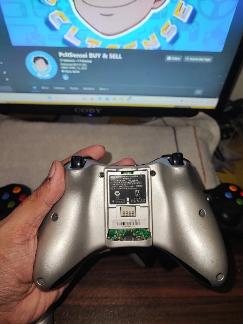 XBOX 360 Original Wireless Controller Without Battery Pack/Holder (Category: Controllers) located in Manila. Submitted by pcltasenseigaming (Listing ID 1463155607, Image 3). Description: XBOX 360 Original Wireless Controller Without Battery Pack/Holder Black - 1099 Each Silver - 1749 Each Add 50 For Battery Holder ( Double AA Battery Needed ) 📌 Negotiable 📌 Details : Working Tested Normal na sa 2nd hand may Slight Scratch/Scratches 📌 2nd Hand 