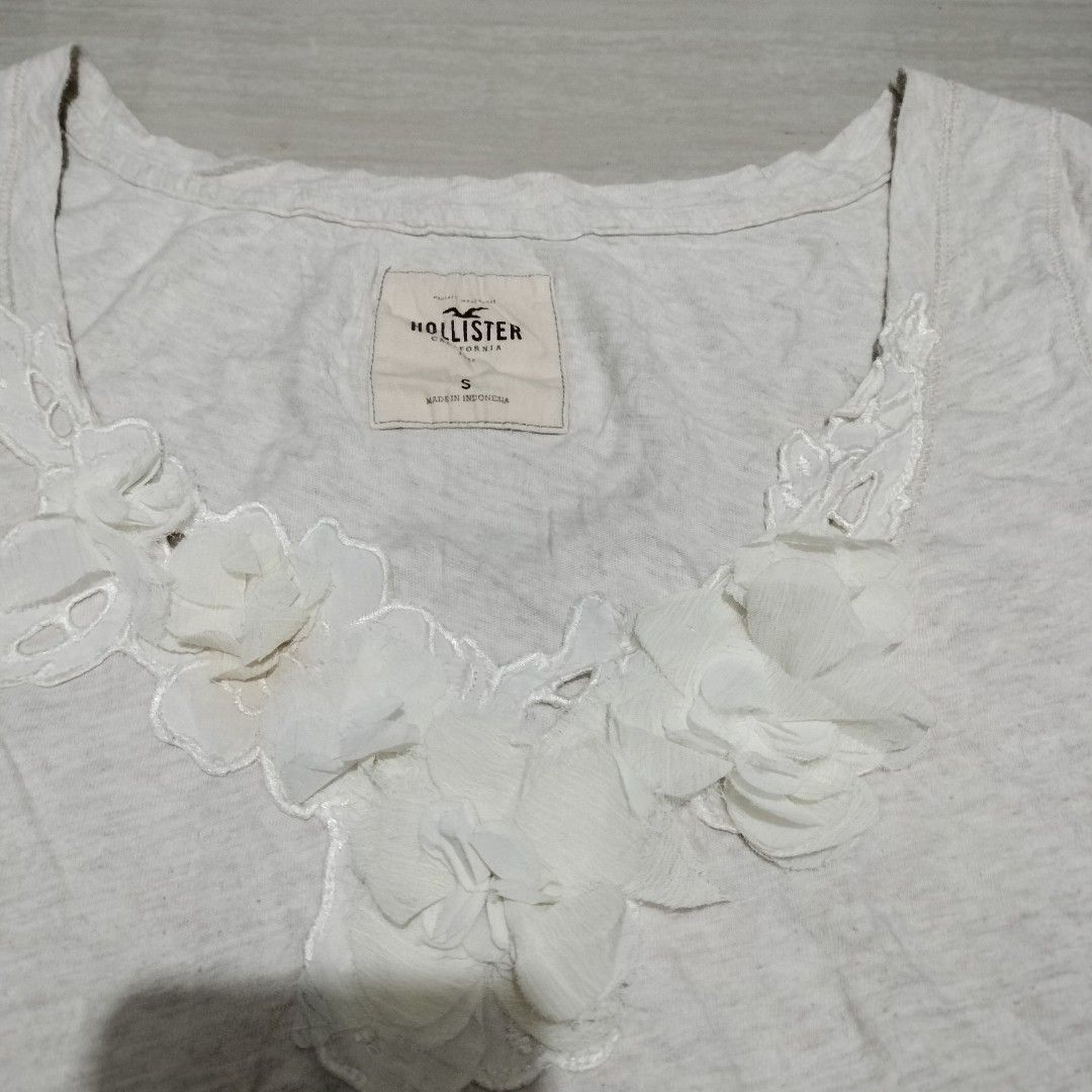 Y2K HOLLISTER TOPS (Category: Shirts) located in Sariaya. Submitted by social_animalz (Listing ID 1463285431, Image 2). Description: 16.5 x 23.5 shipping fee is not included.