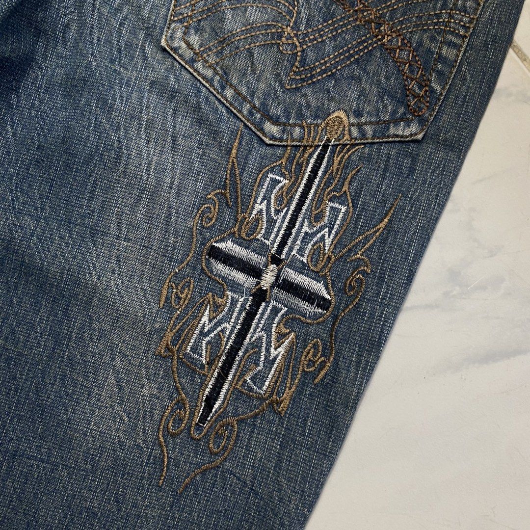 Y2k Jeans Pants Embroidered Cross Design (Category: Jeans) located in Camiling. Submitted by camthrift_2024 (Listing ID 1463167891, Image 2). Description: Y2k EMBROIDERED DESIGN PANTS WAIST:32 THIGH:10 LENGHT:42 LEG OPENING/HEM: 7.5 COLOR RATE: 9/10 ISSUE:sign of usage 300₱ SHIP NOW OPEN FOR TERMS UNLI VOUCH GCASH JNT CAMILING, TARLAC📌 - Brand: Lian Xing - Type: Blue Denim Jeans - Size: 31 - Design: Embroidered cross on right leg - Wash: Classic