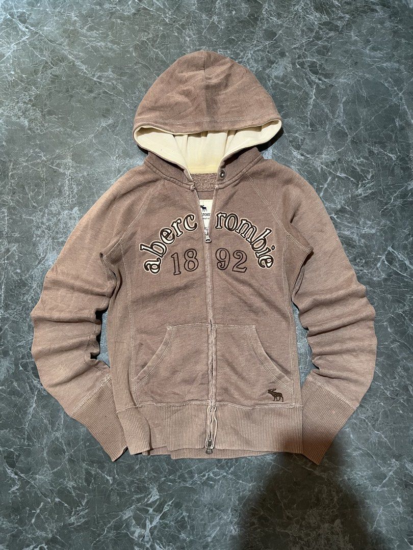 Y2k Zip Up Hoodies (Category: Coats, Jackets and Outerwear) located in Valencia. Submitted by bordzsthrift (Listing ID 1463204077, Image 3). Description: Take all Vintage Amber Juicy couture.